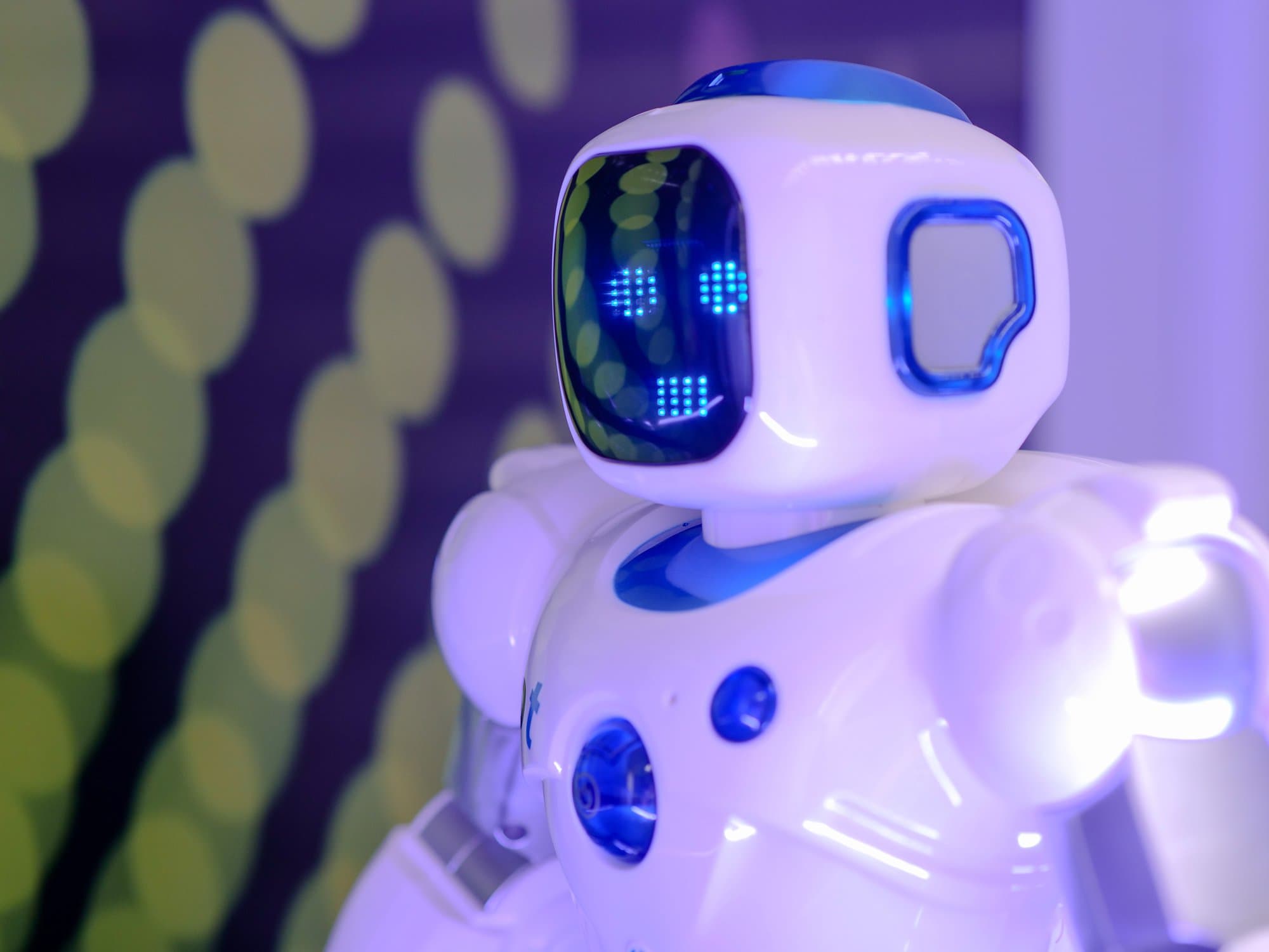 weißer Roboter mit blauem Gesicht