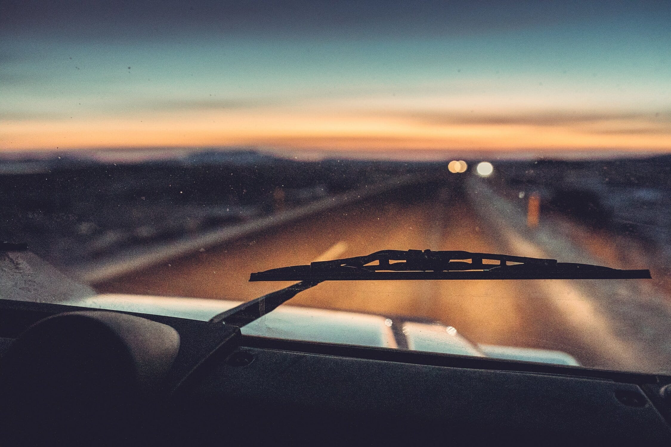 Aussicht aus Auto, Scheibenwischer im Blickfeld