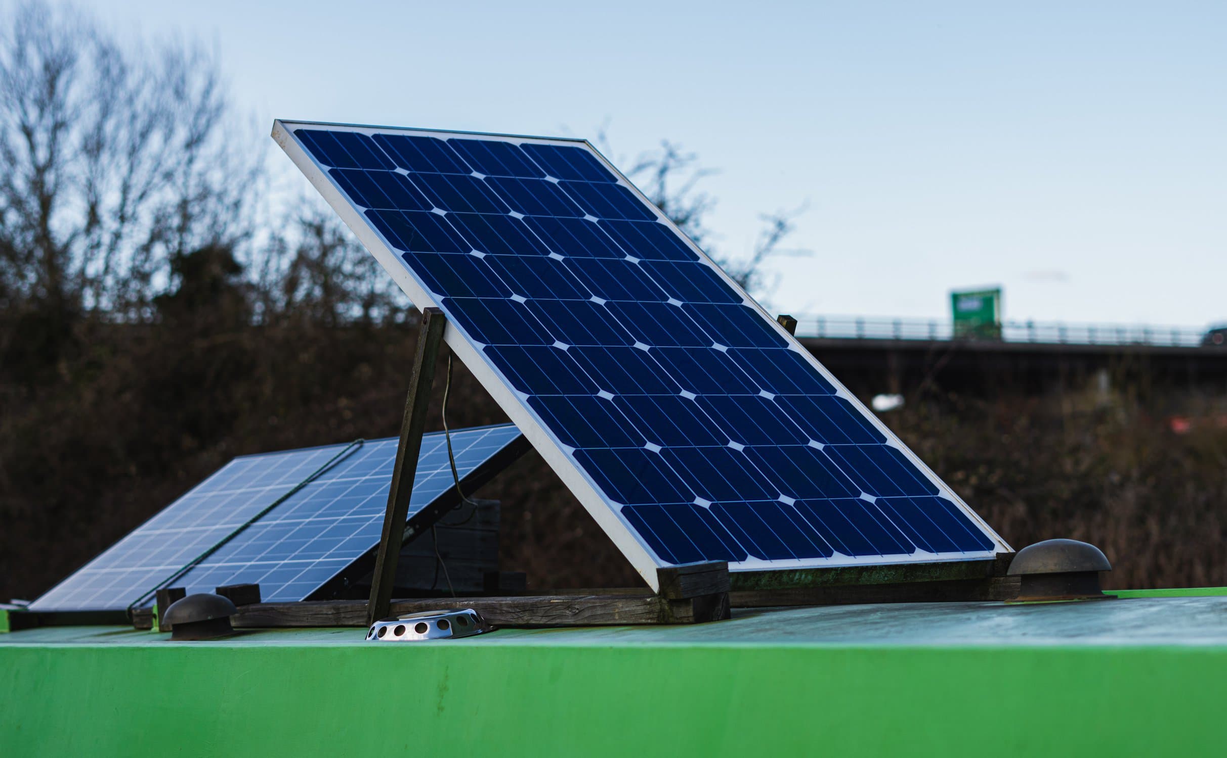 Solaranlage auf grünem Dach