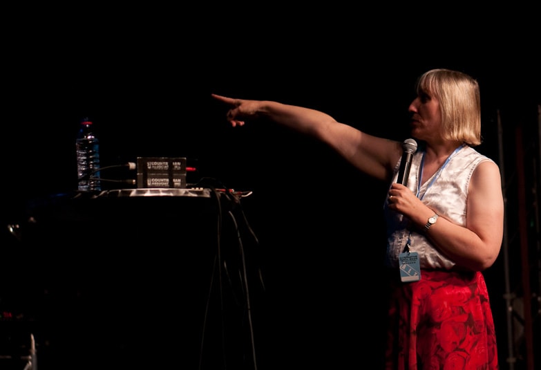 Sophie Wilson bei einer Präsentation.