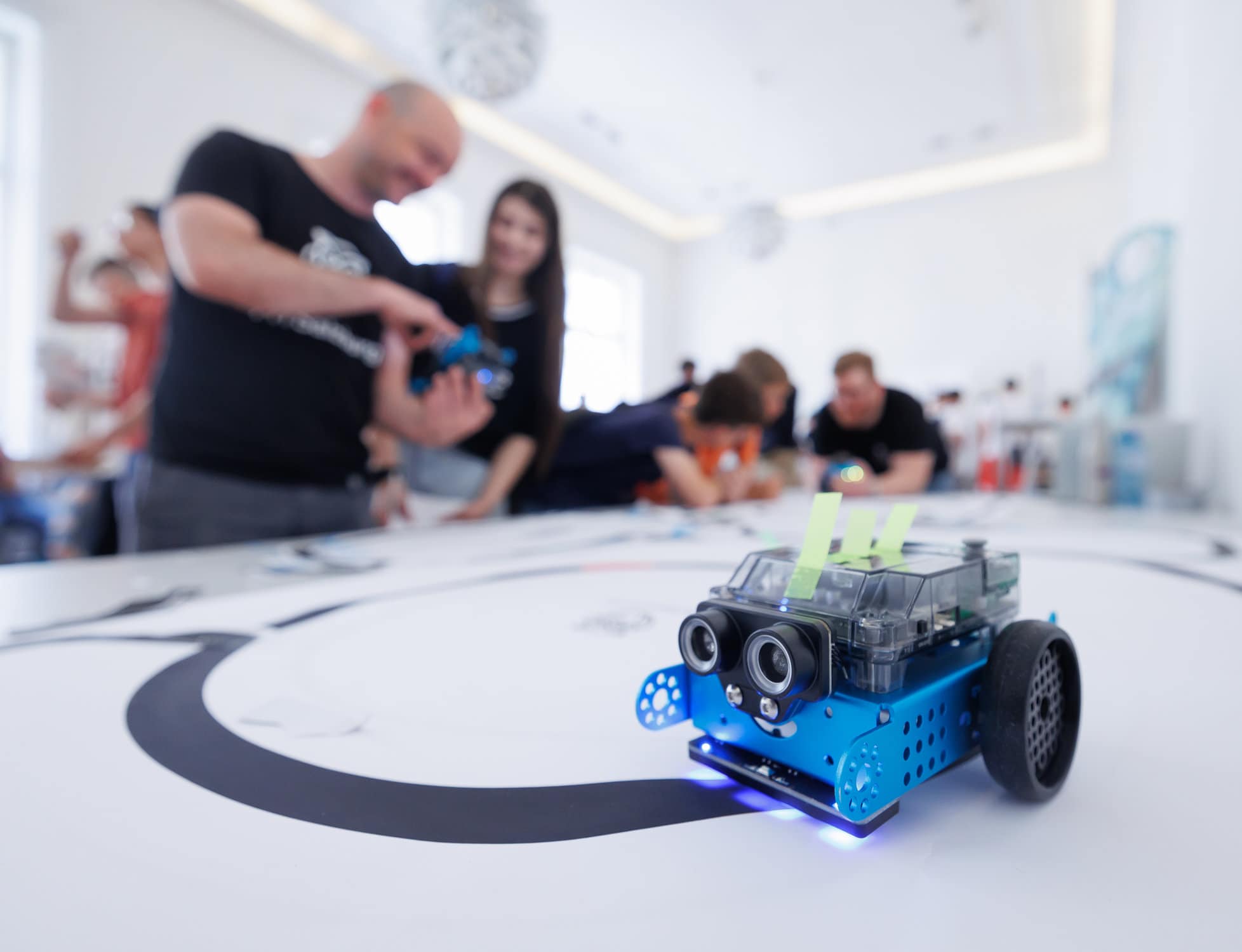 Roboter fährt einen Parcour nach