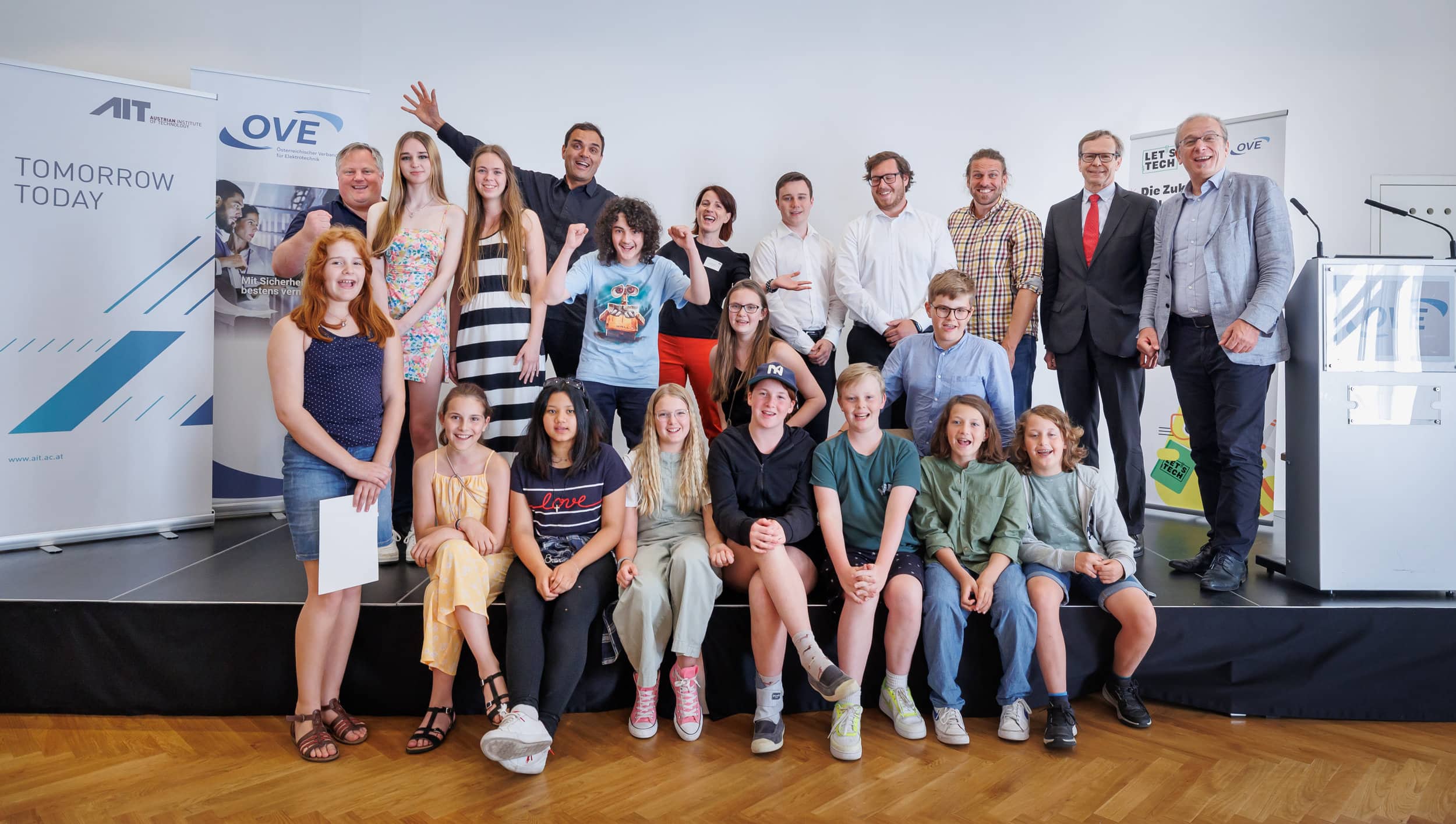 Gruppenfoto von den Sieger:innen des LET'S TECH Videowettbewerbs.