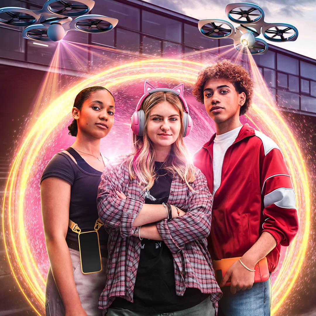 Sujet der Kampagne "Join The Future": Zwei Mädchen und ein Junge stehen im Vordergrund. Zwei Drohnen öffnen ein Portal in die Zukunft.