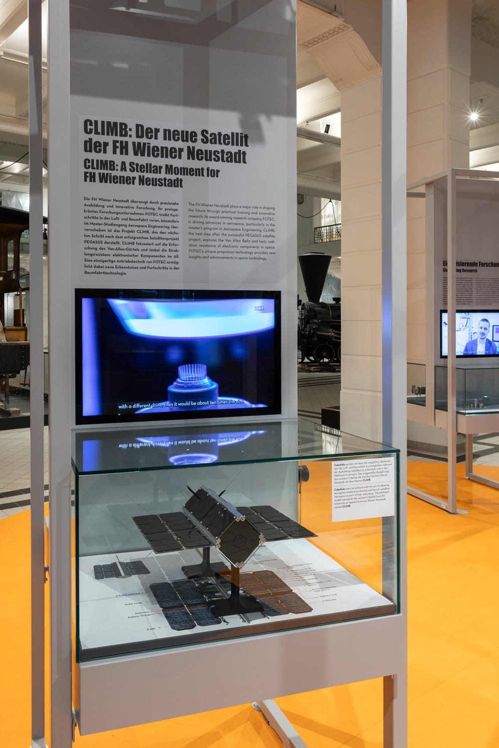 Bildschirm auf dem Infos über das Satelittenprojekt "Climb" laufen