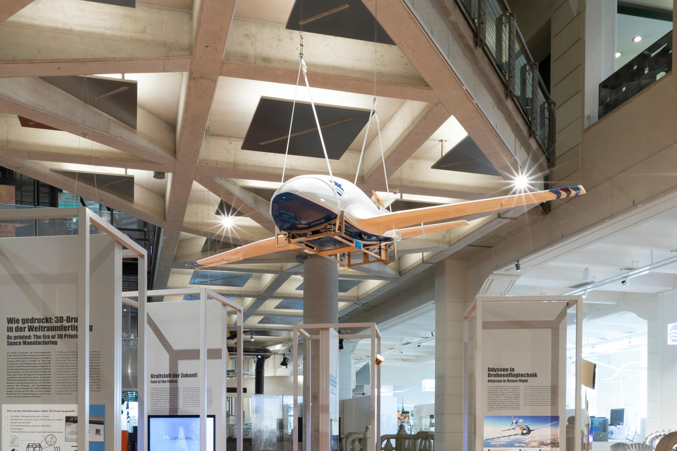 Transportdrohne namens Trogon. Sie hängt an der Decke des Museums.