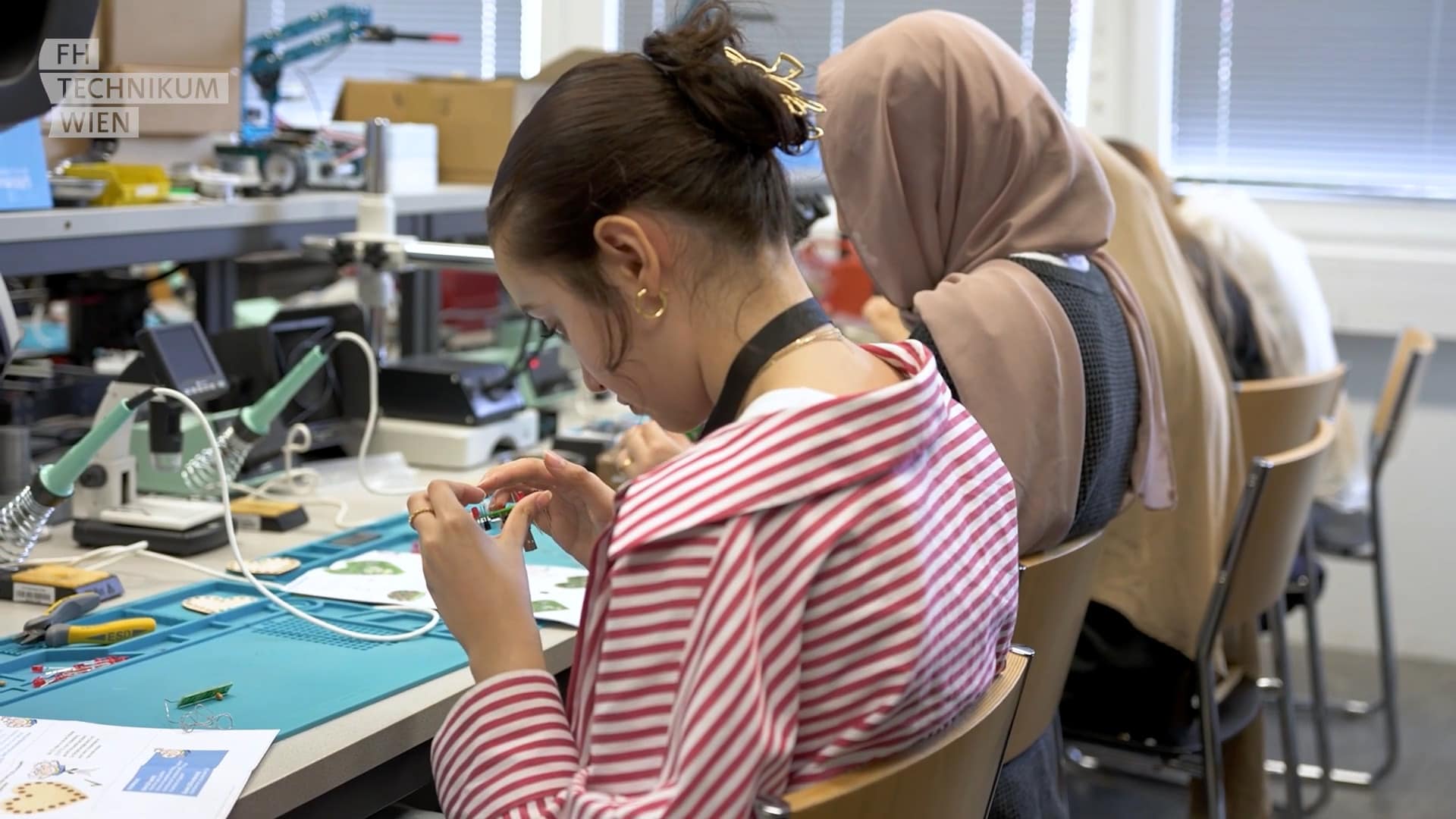 Frauen an der FH Technikum Wien in einem Labor