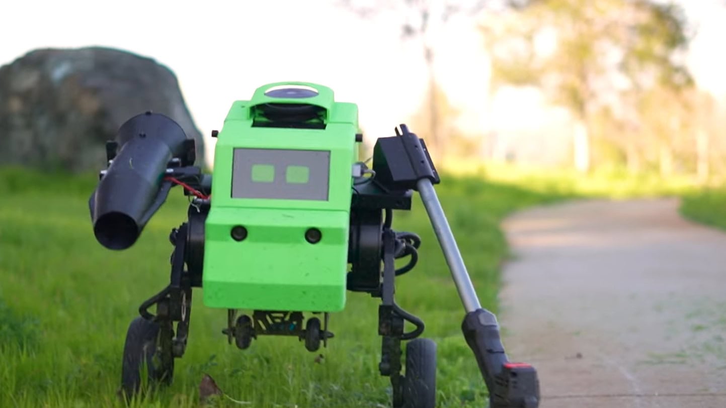 Gartenroboter Verdie in der Wiese. Er ist grün und hat zwei Arme.