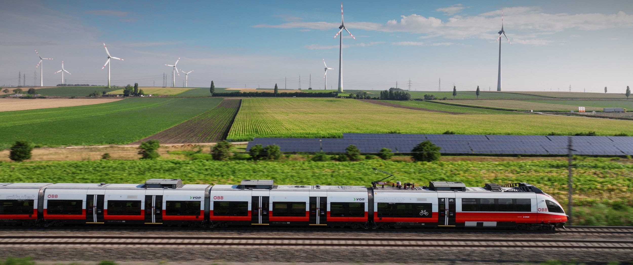 Zug fährt durch Felder