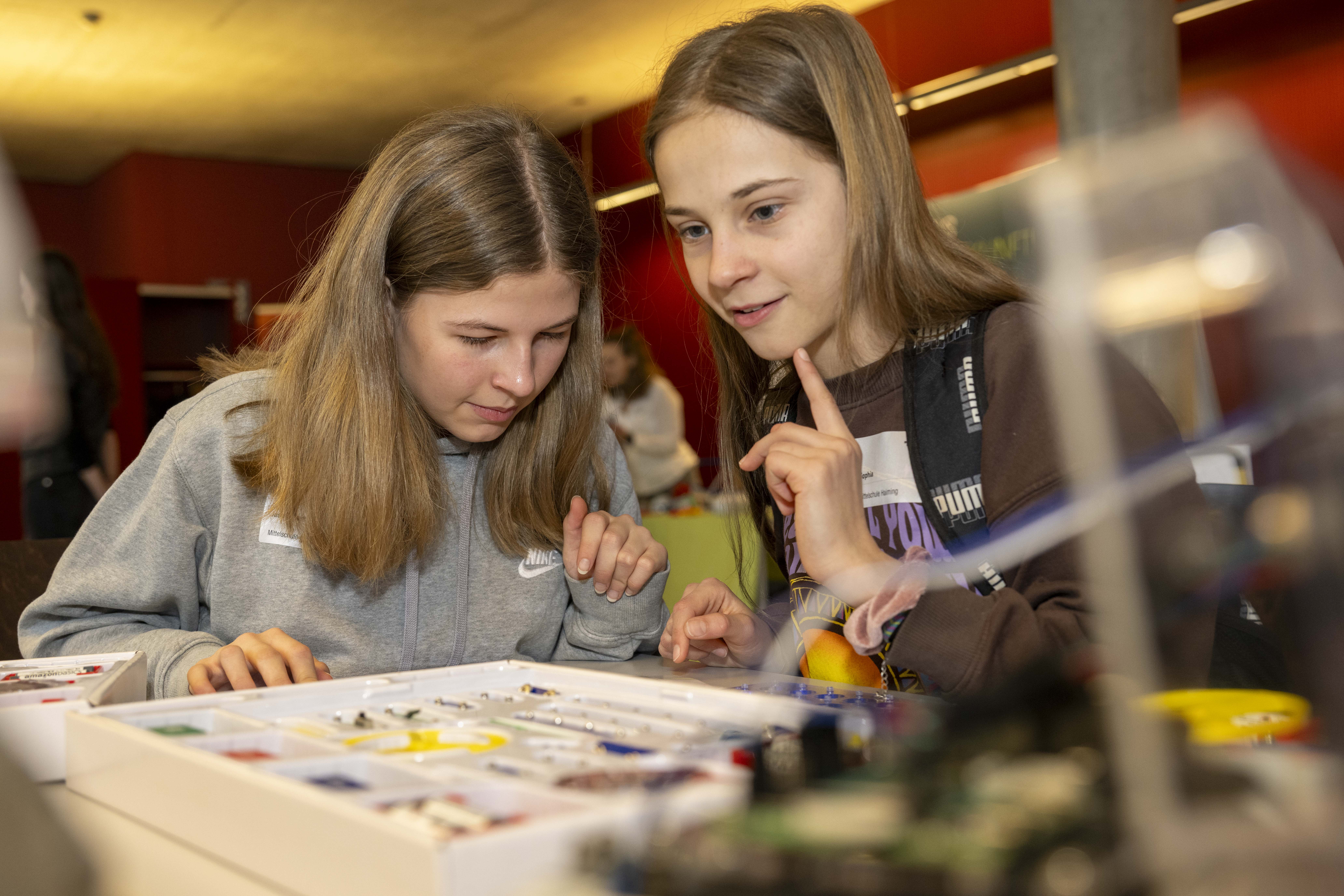 Zwei Mädchen basteln bei Girls! TECH UP eine Mini-Drohne.