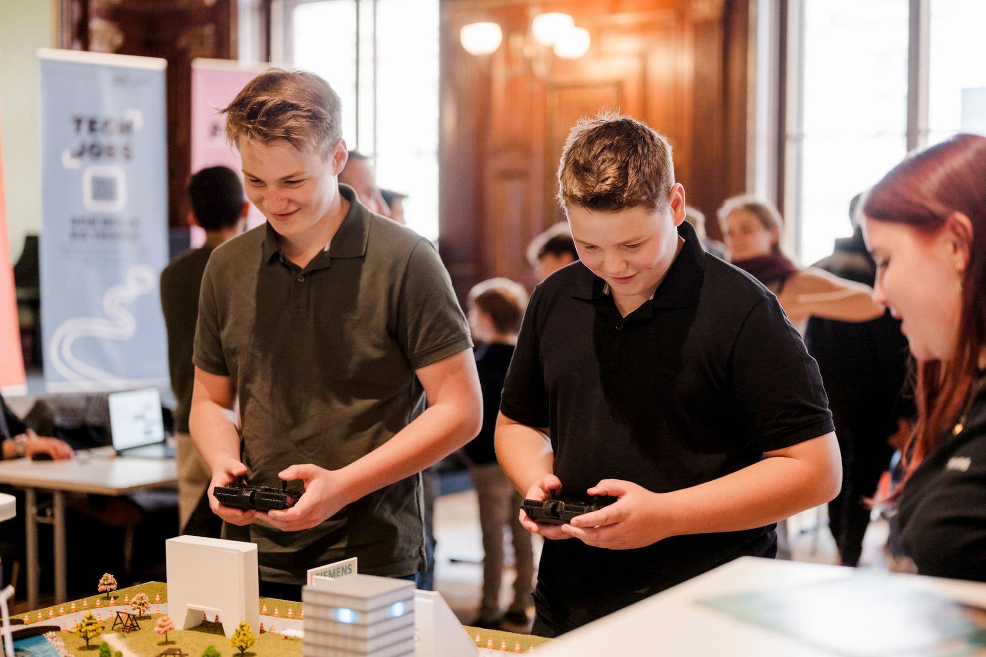 Zwei Schüler spielen ein Autorennen beim LET'S TECH Day 2025.