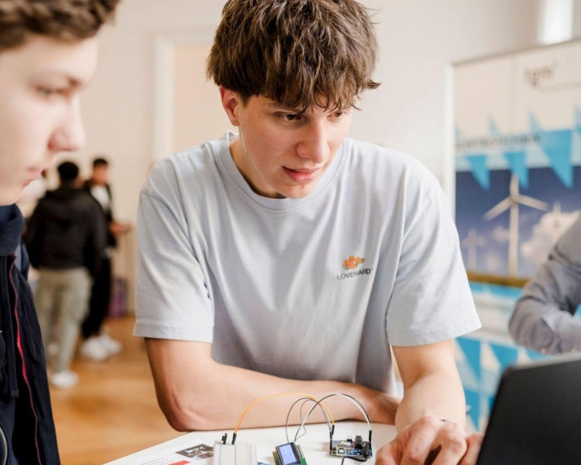 Zwei Schüler vor einem Laptop beim LET'S TECH Day
