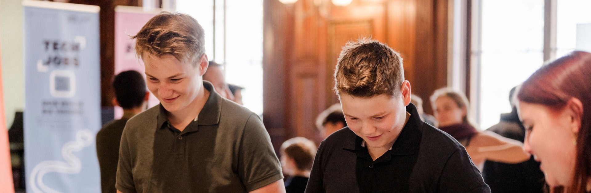Zwei Schüler spielen ein Autorennen beim LET'S TECH Day 2025.