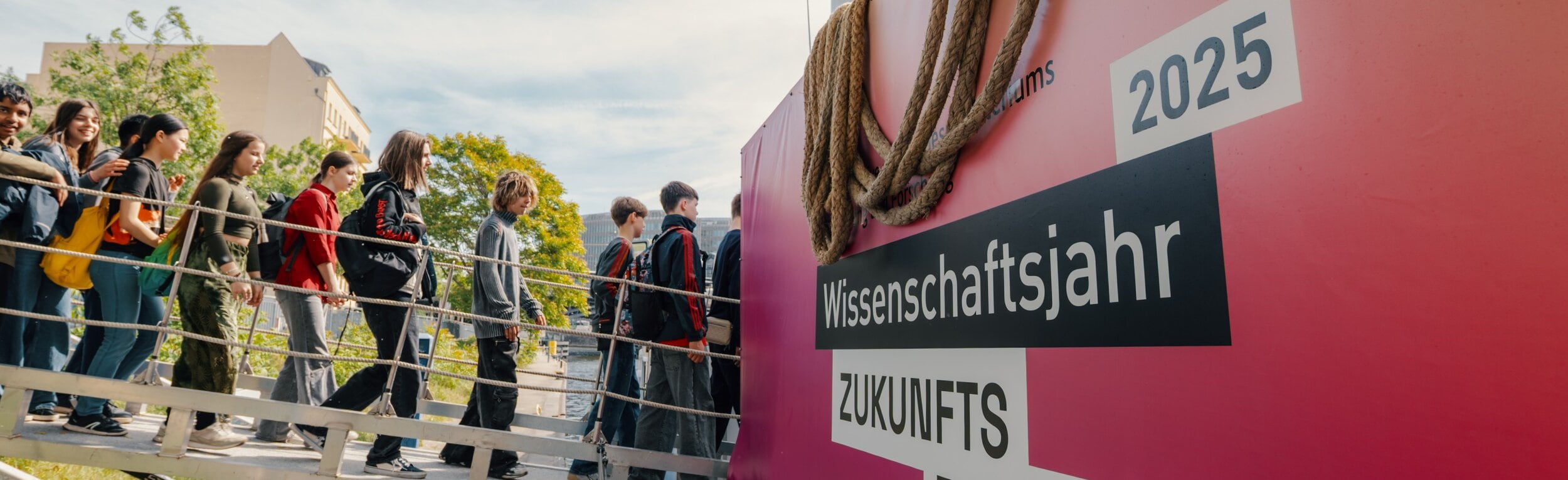 Schülerinnen und Schüler gehen an Bord der MS Wissenschaft.