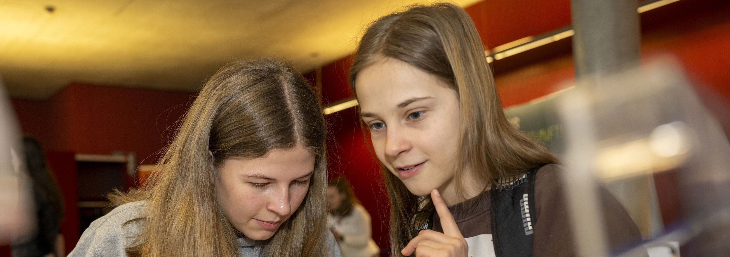 Zwei Mädchen basteln bei Girls! TECH UP eine Mini-Drohne.