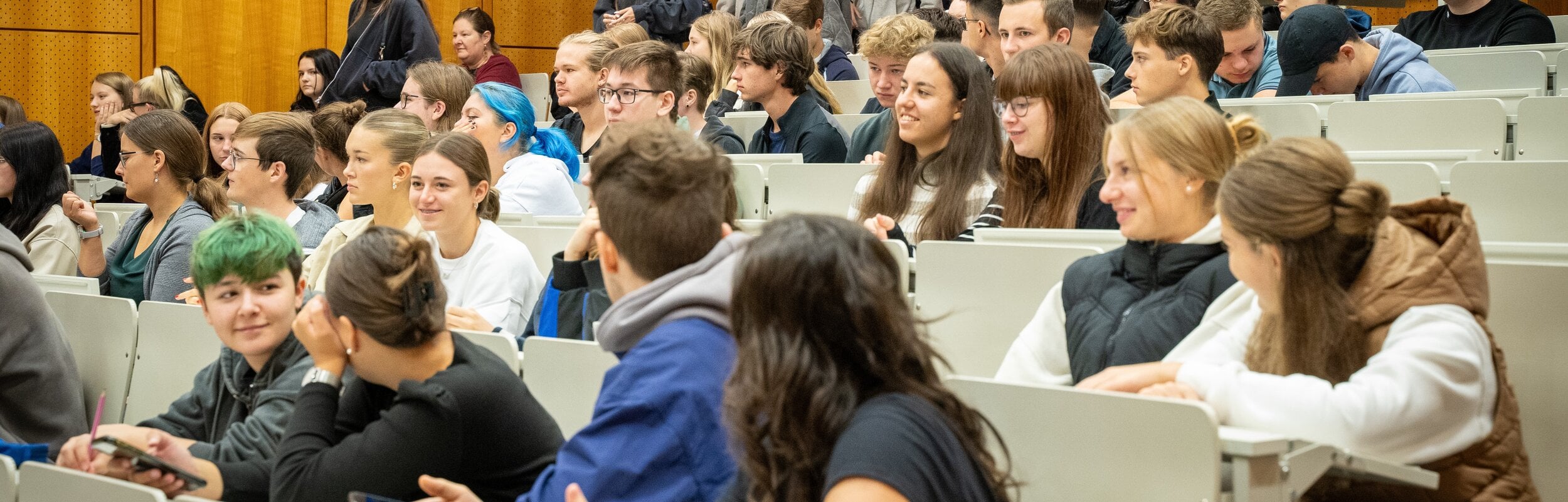 Schülerinnen und Schüler in einem Hörsaal der TU Graz