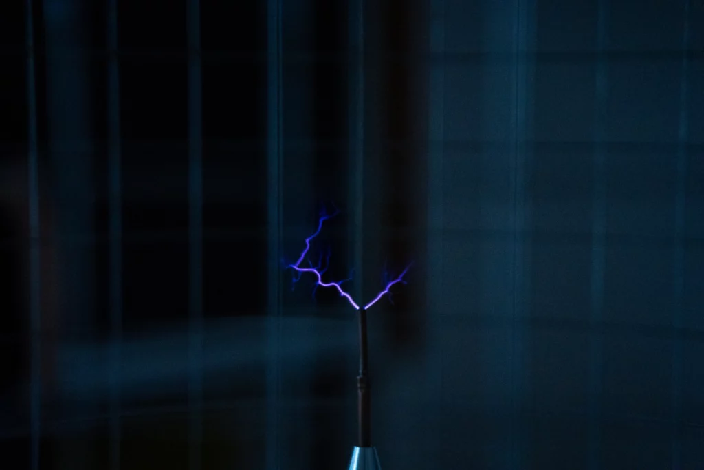 Elektrischer Strom vor einem dunklen Hintergrund
