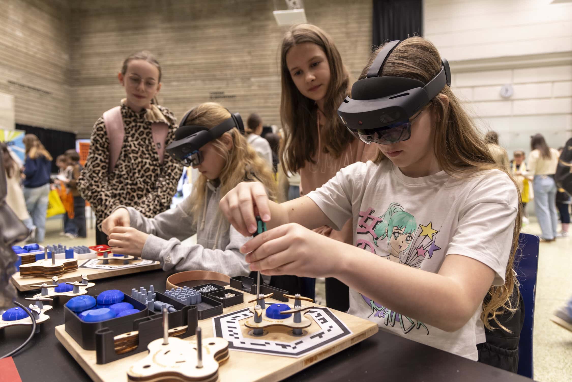 Zwei Mädchen bauen bei Girls! TECH UP mithilfe von AR-Brillen Mini-Drohnen.