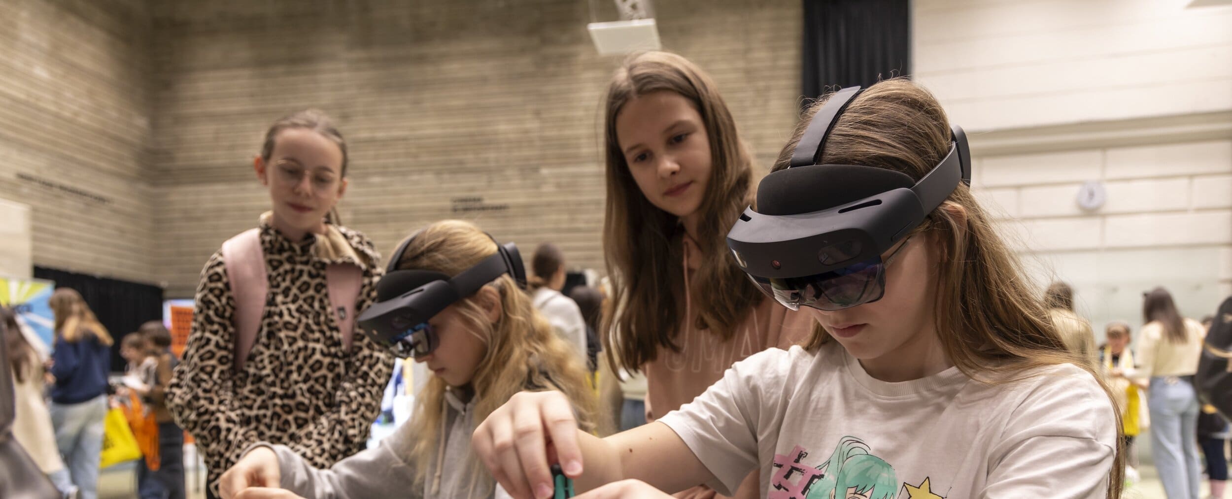 Zwei Mädchen bauen bei Girls! TECH UP mithilfe von AR-Brillen Mini-Drohnen.