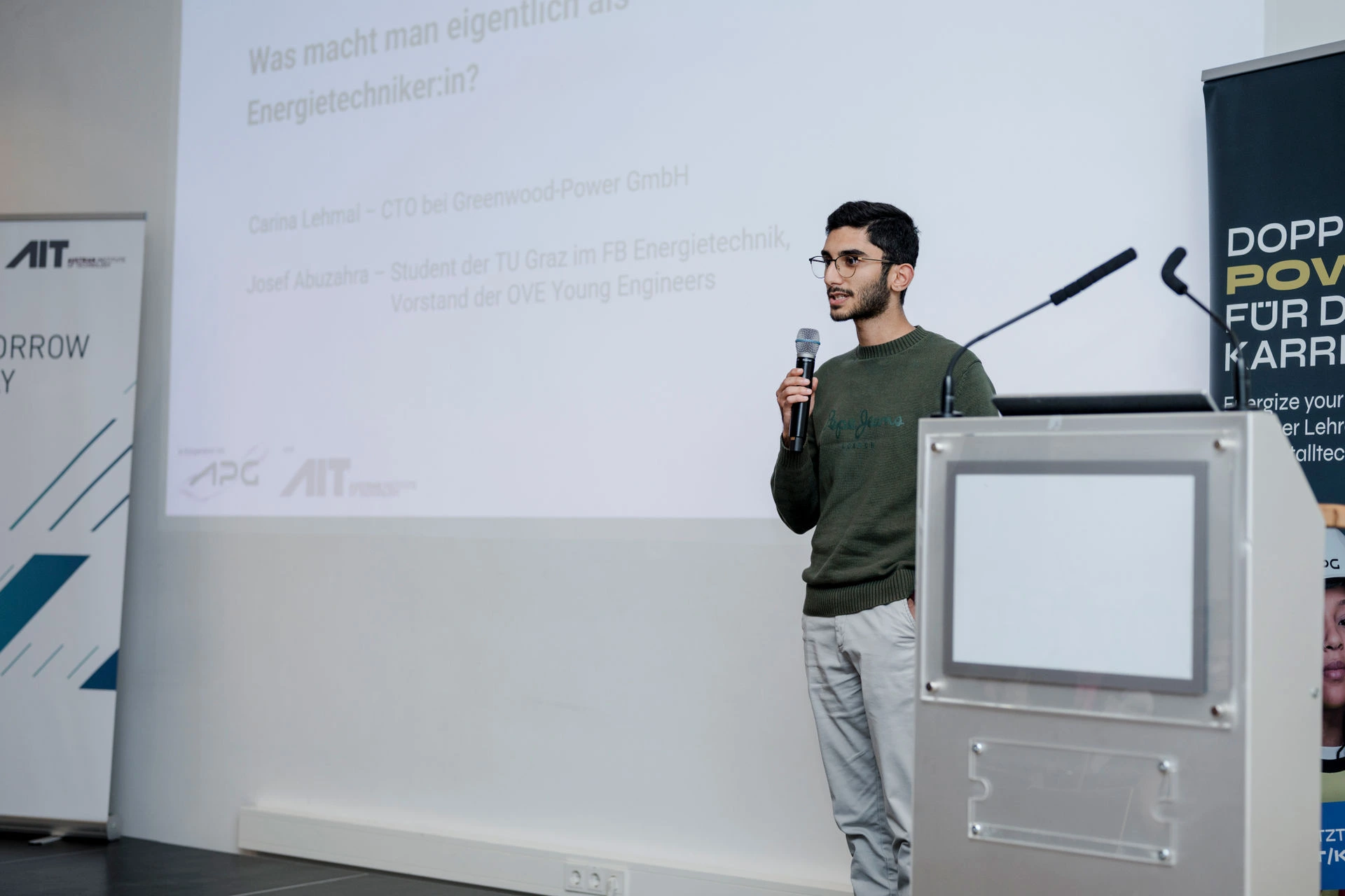 Josef Abuzahra hält einen Vortrag bei der Preisverleihung des LET'S TECH-Videowettbewerbs.