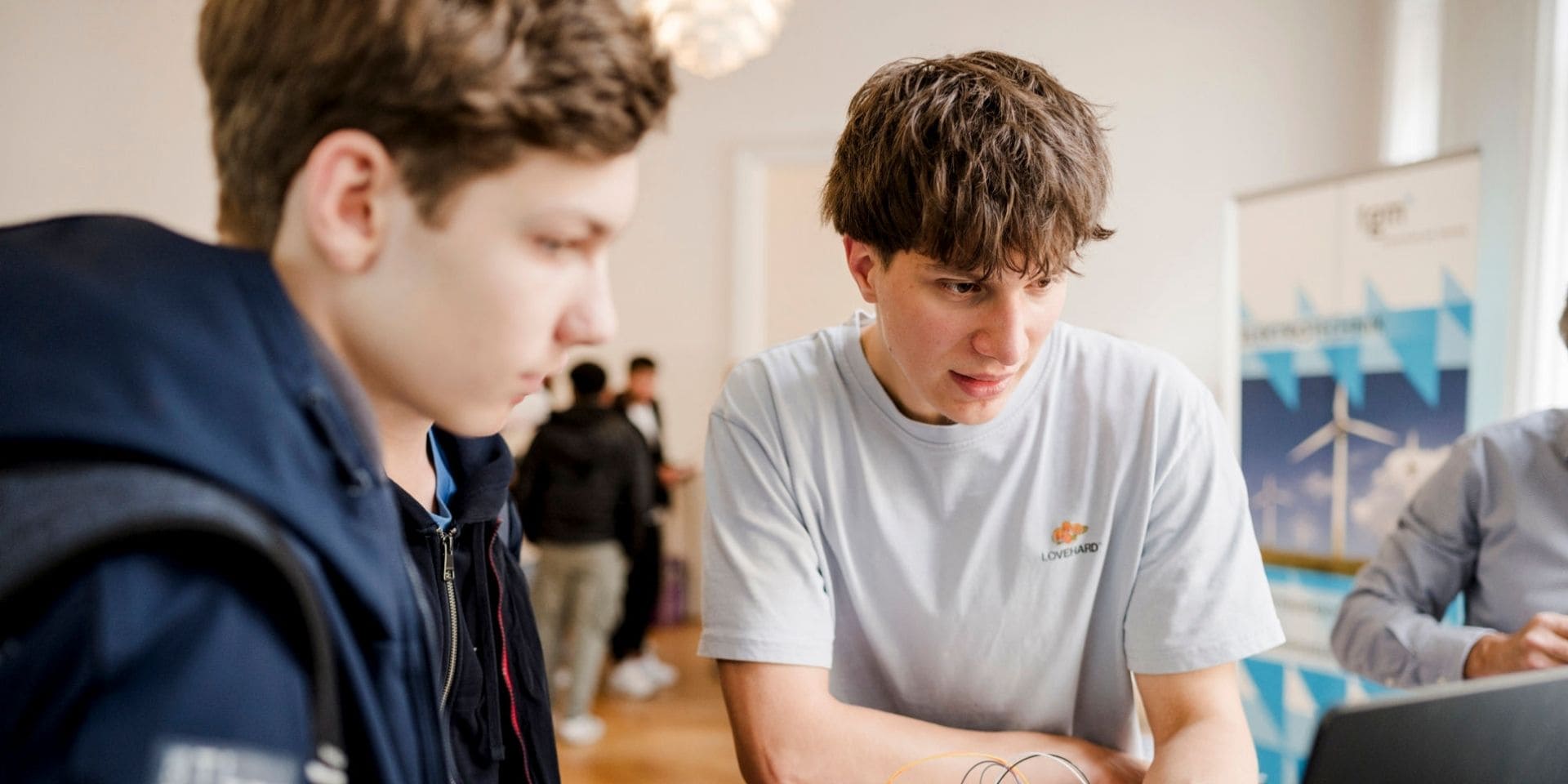 Zwei Schüler vor einem Laptop beim LET'S TECH Day