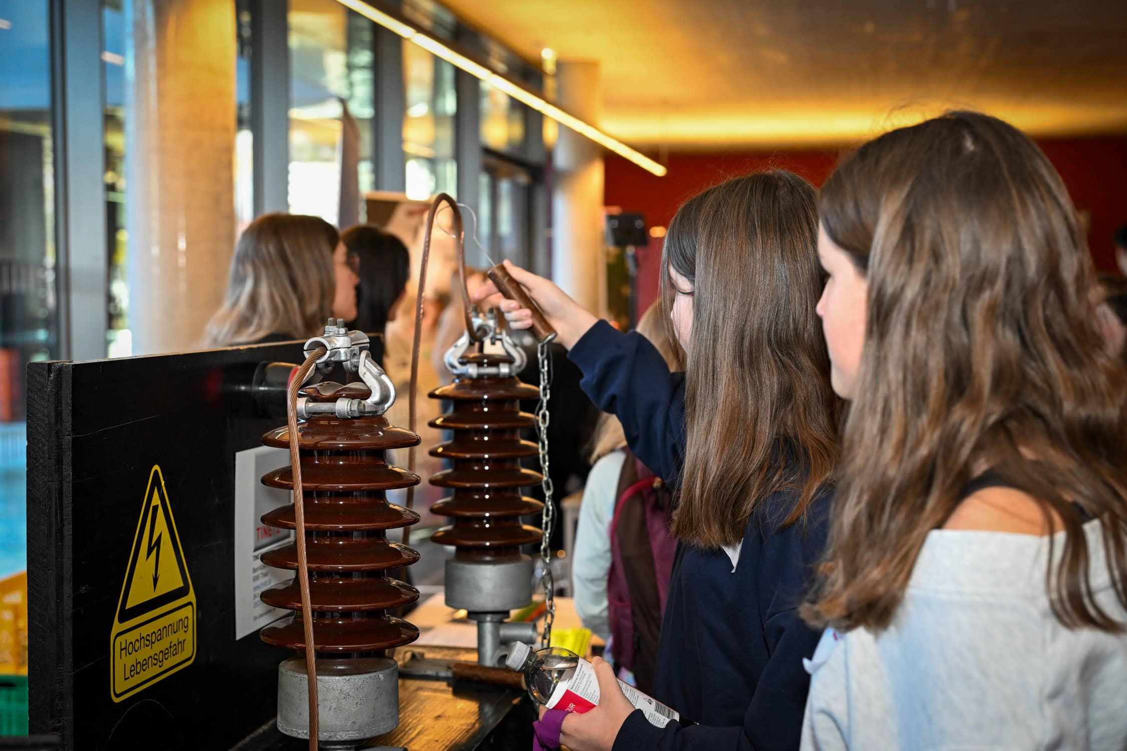 Zwei Schülerinnen spielen "Heißer Draht" bei Girls! TECH UP Kufstein 2026