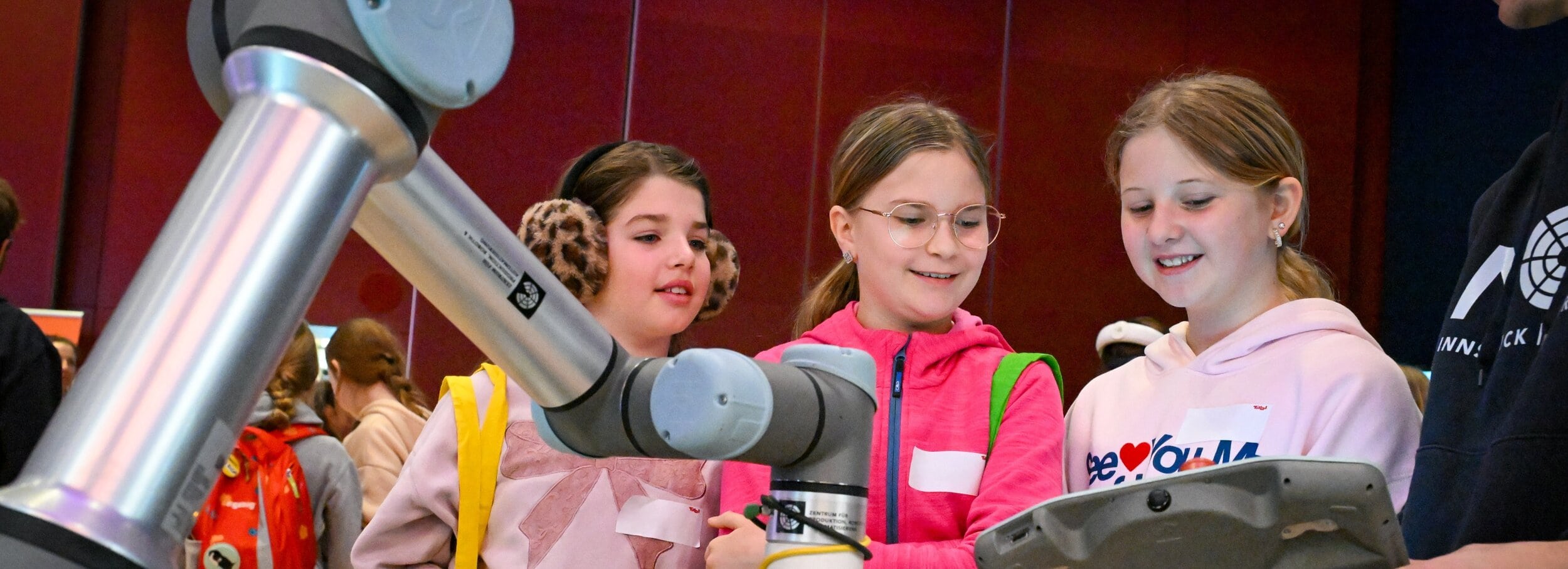 Drei Schülerinnen probieren eine Maschine bei Girls! TECH UP aus