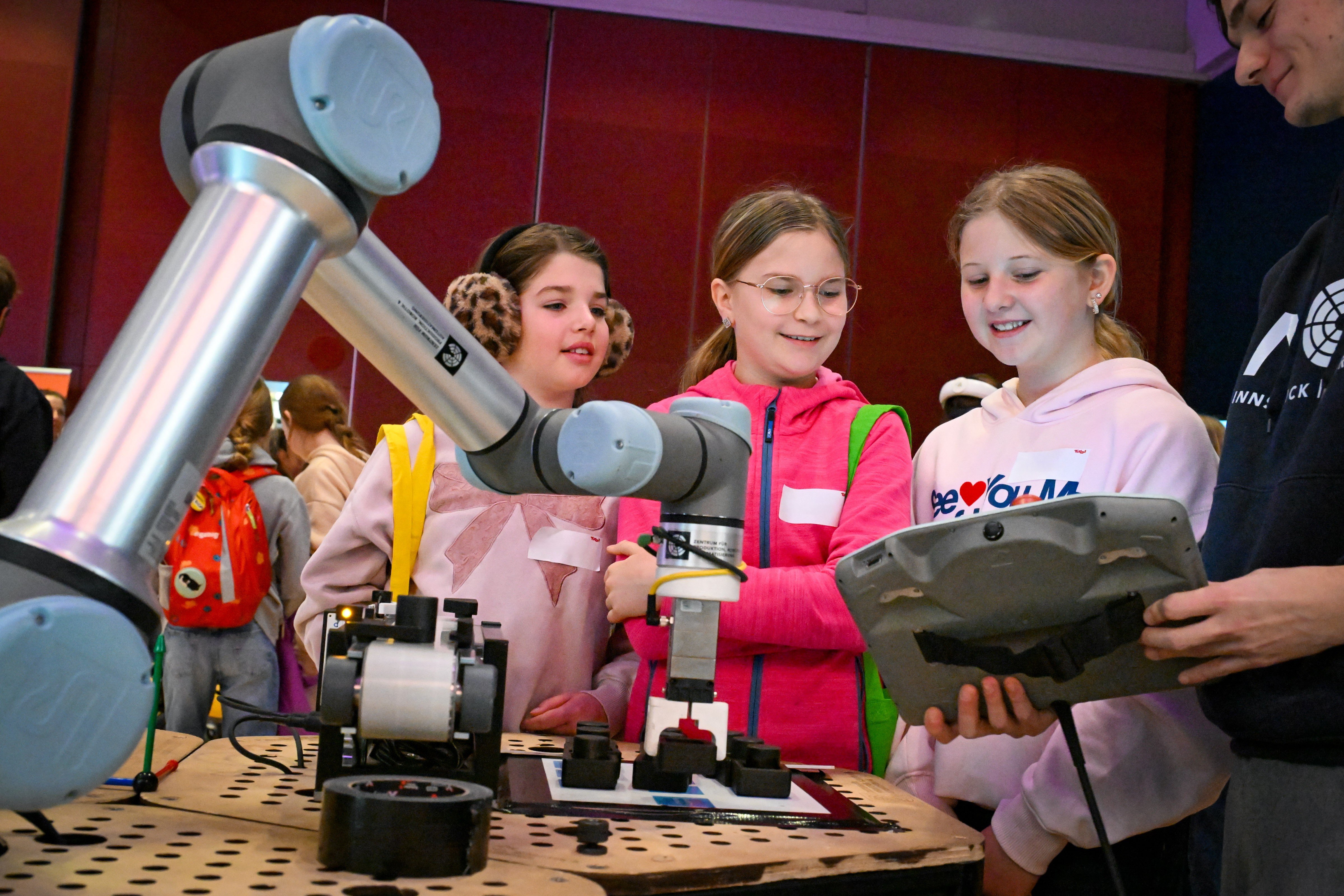 Drei Schülerinnen probieren eine Maschine bei Girls! TECH UP aus