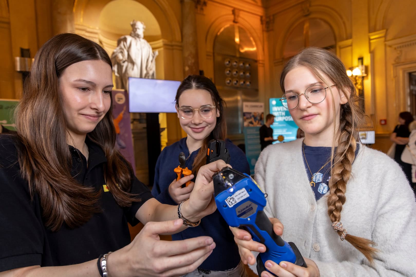 Drei Schülerinnen mit einer Zange bei Girls! TECH UP Graz 2026