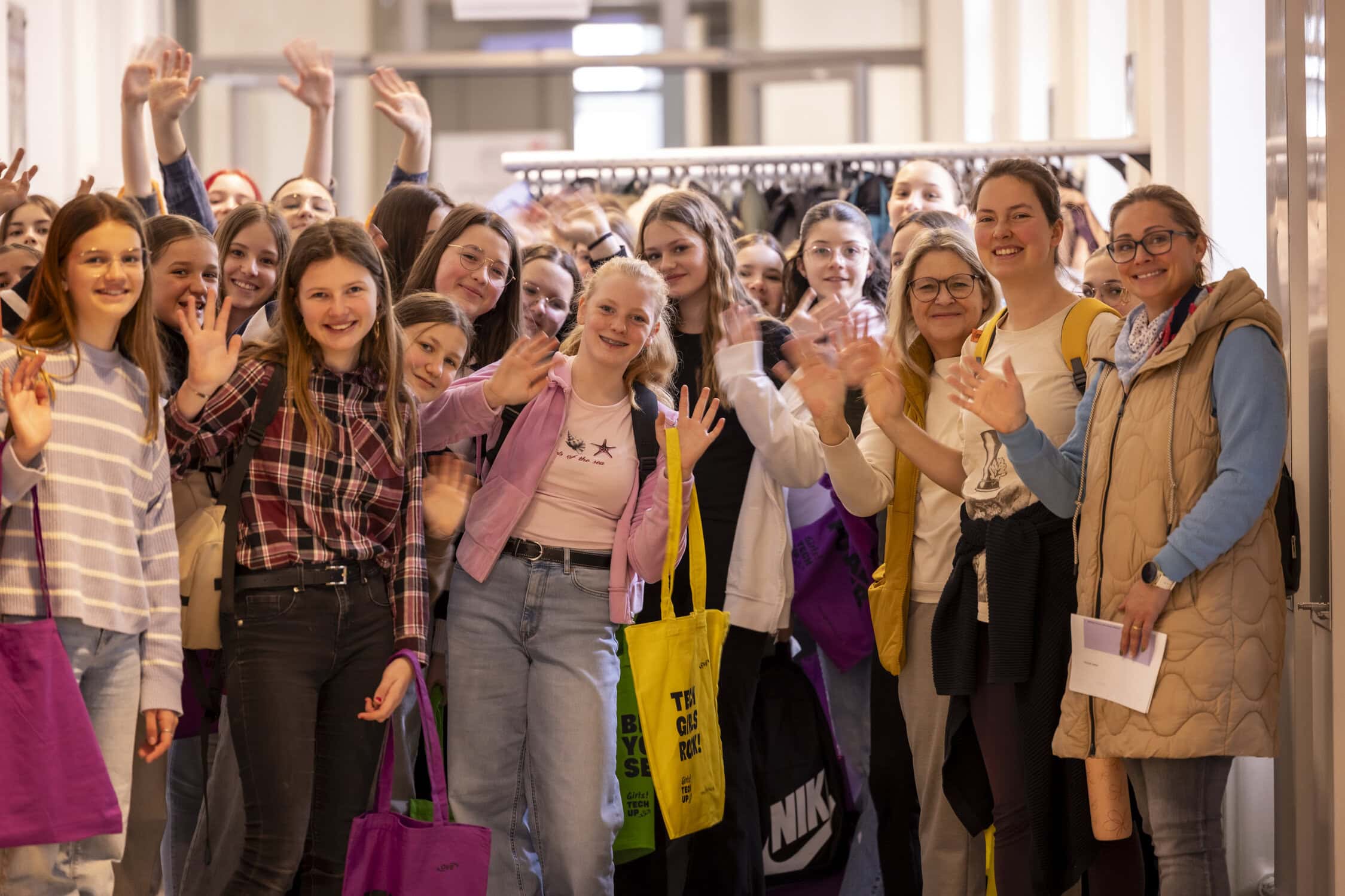Schülerinnen winken in die Kamera bei Girls! TECH UP Graz