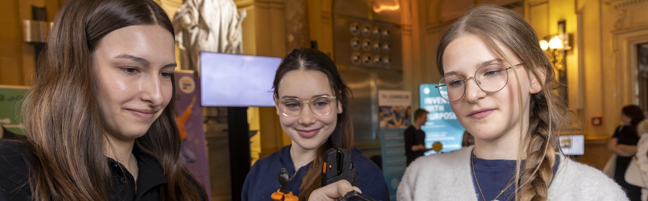 Drei Schülerinnen mit einer Zange bei Girls! TECH UP Graz 2026