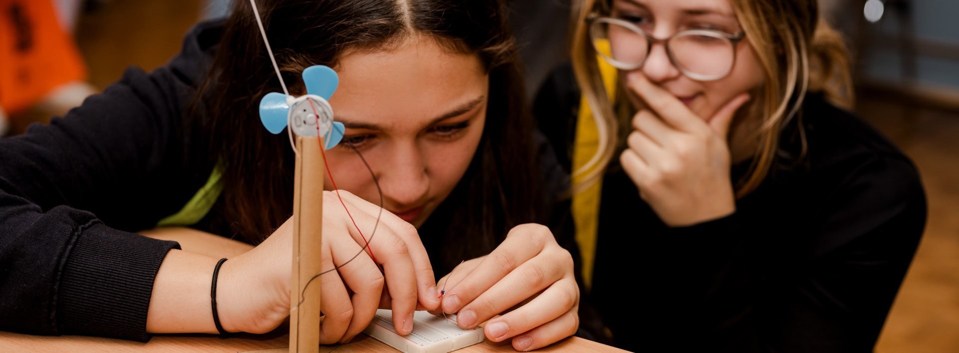 Zwei Schülerinnen basteln ein Mini-Windrad bei Girls! TECH UP