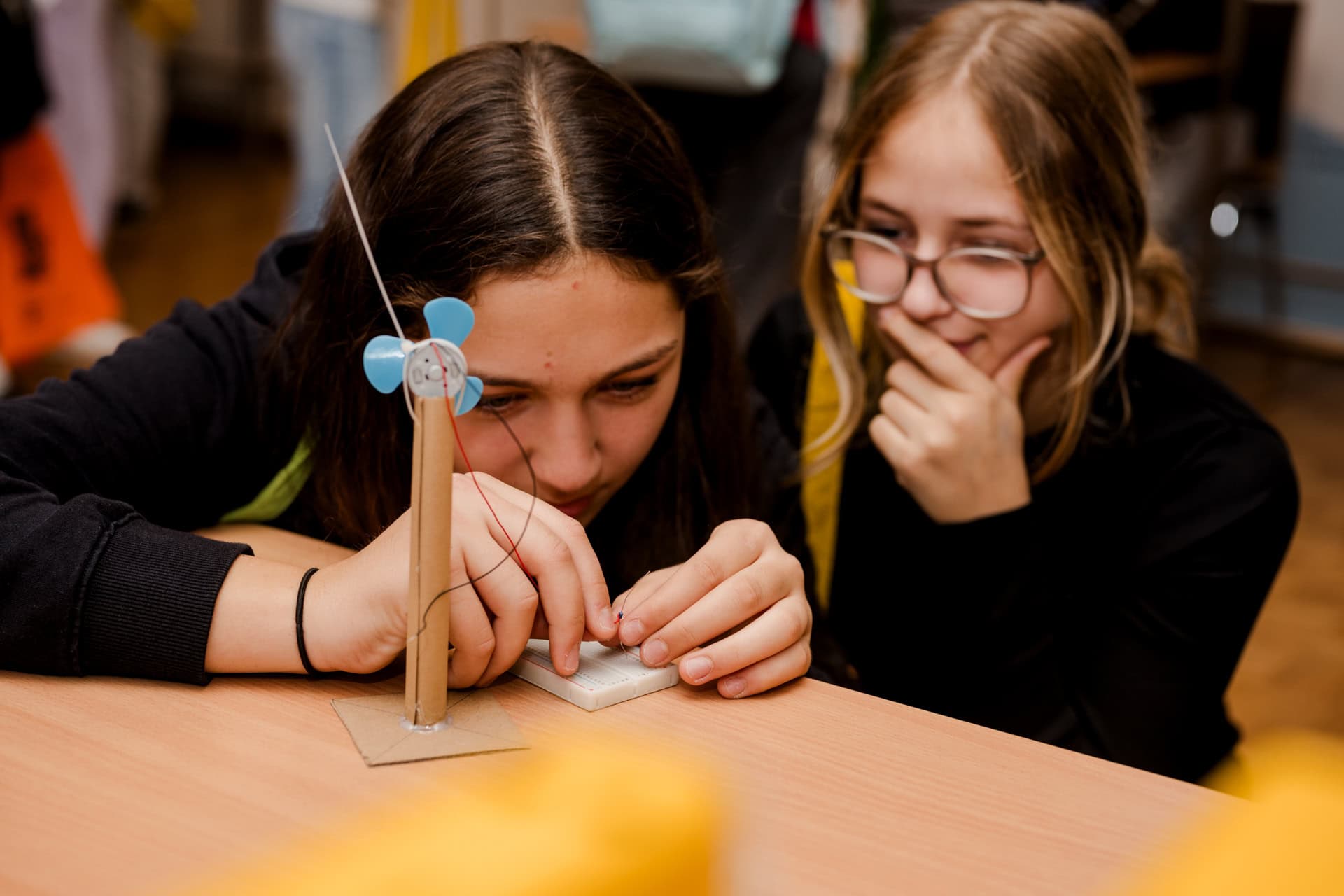 Zwei Schülerinnen basteln ein Mini-Windrad bei Girls! TECH UP