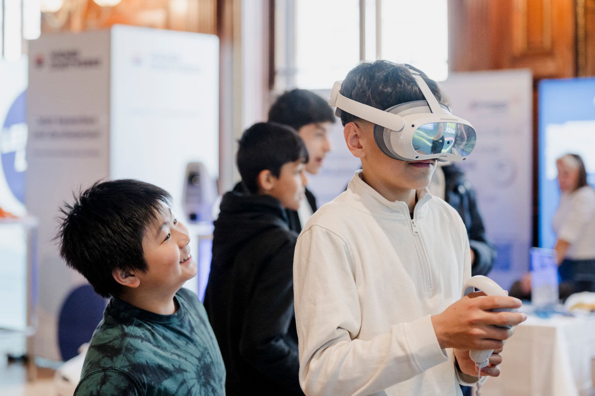 Zwei Schüler mit VR-Brille beim LET'S TECH Day