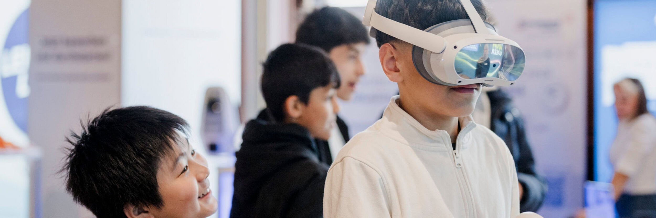 Zwei Schüler mit VR-Brille beim LET'S TECH Day
