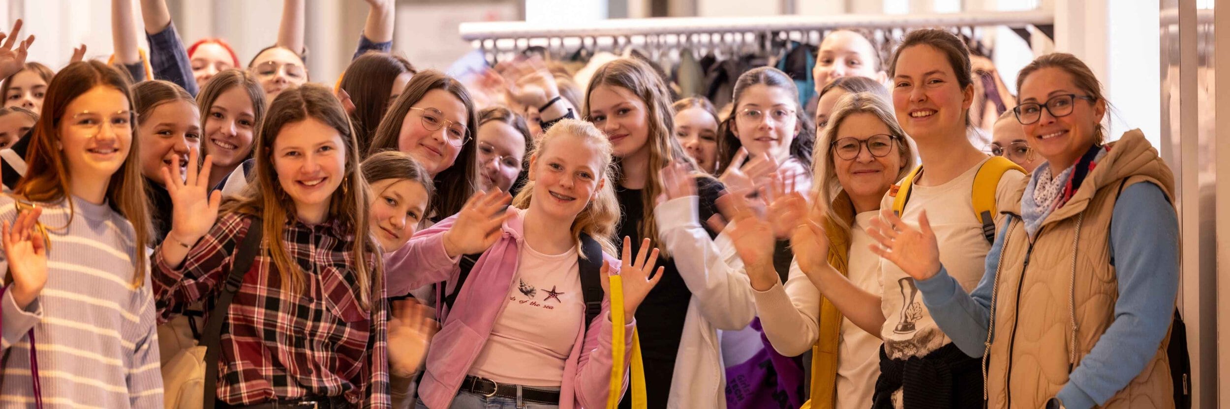 Schülerinnen winken in die Kamera bei Girls! TECH UP Graz