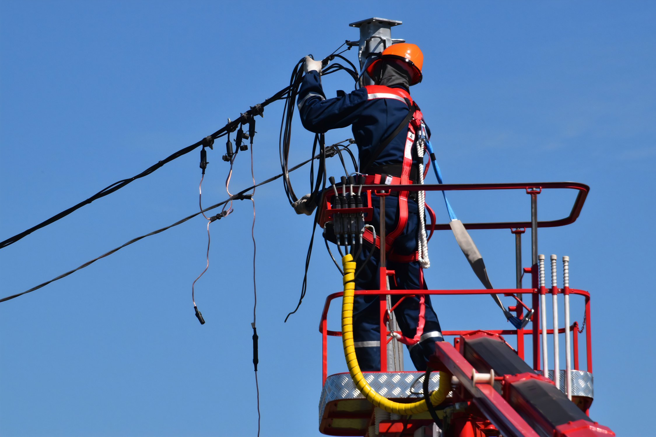 Techniker an einem Strommast, der Störung behebt