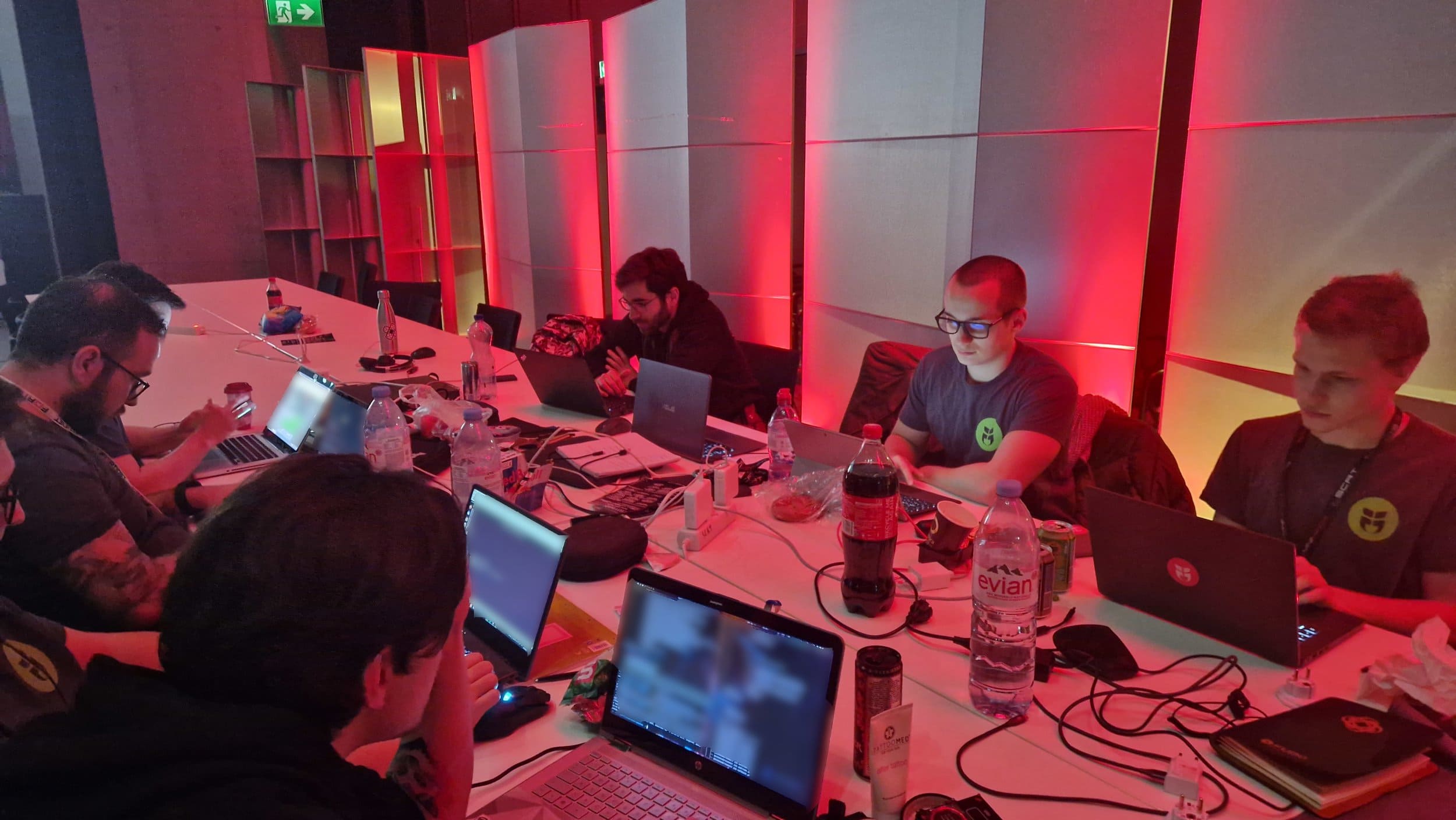 Die Mitglieder des Vereins sitzen gemeinsam mit ihren Laptops im Hackerraum