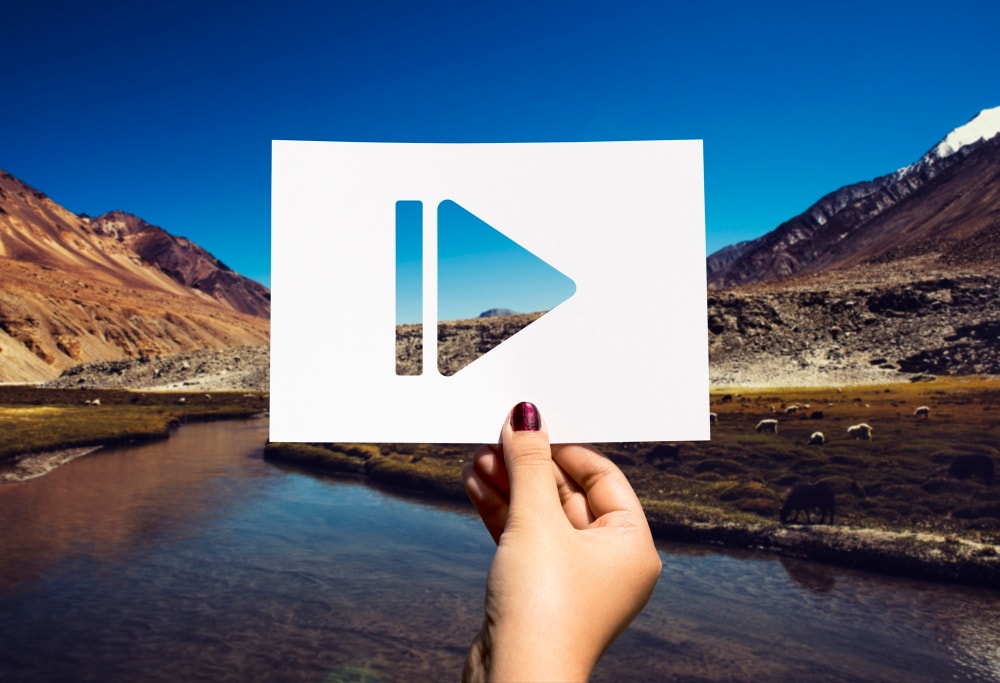 Pause/Play-Icon vor Landschaft