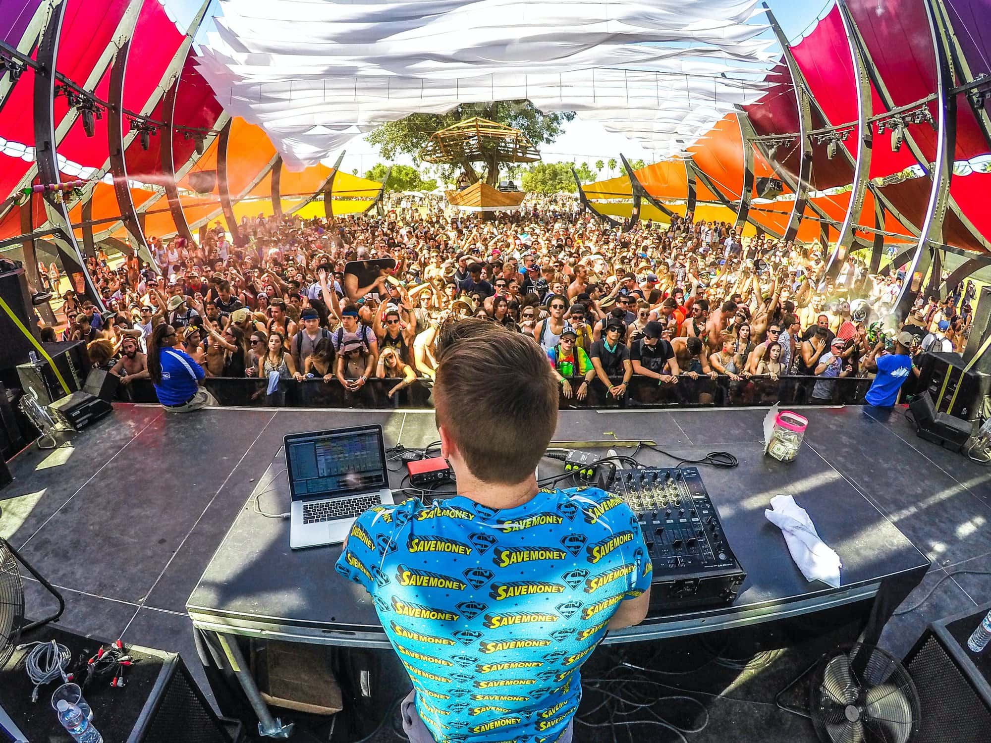 DJ auf einer Bühne vor großem Publikum