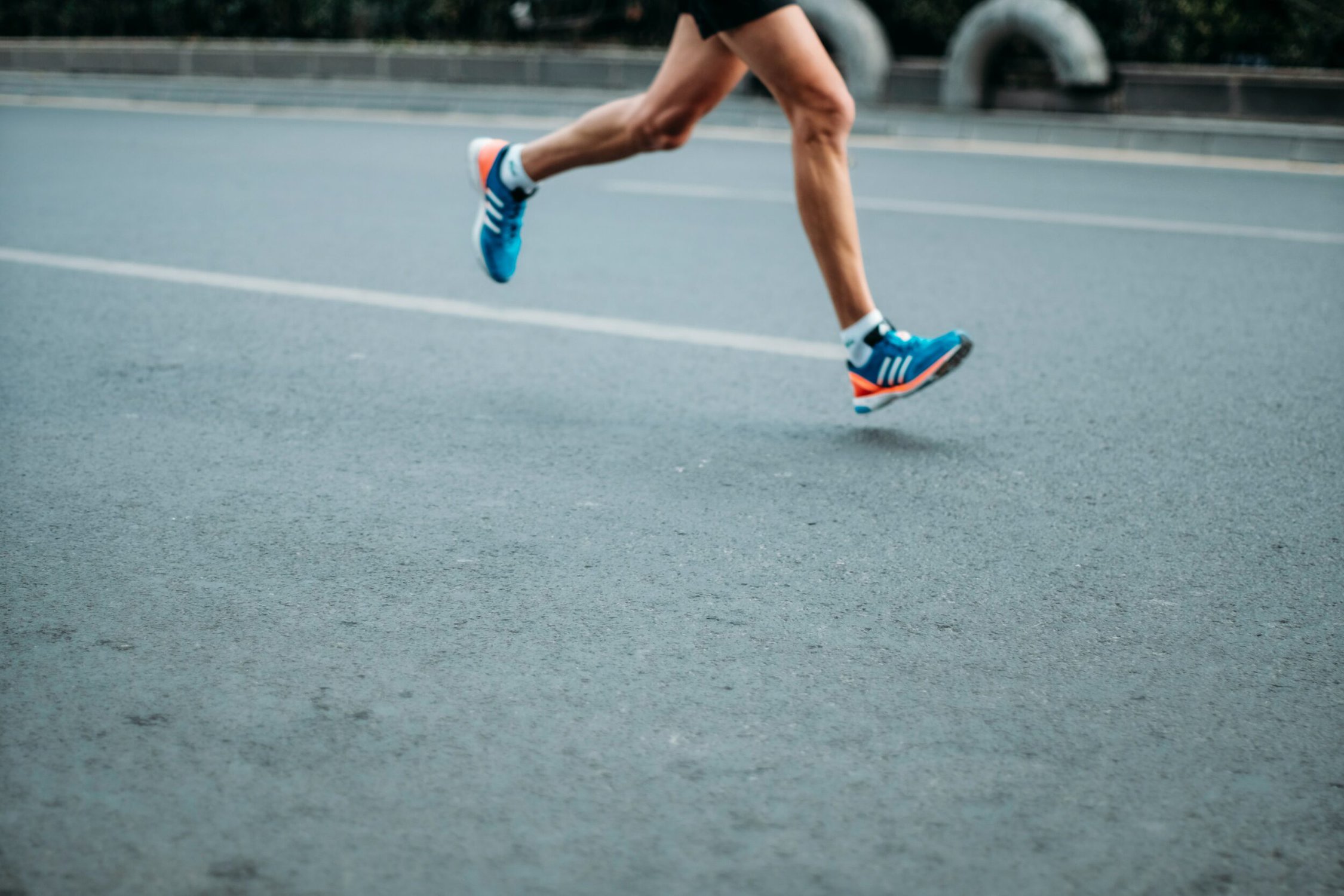 ein paar Beine beim Joggen auf der Straße