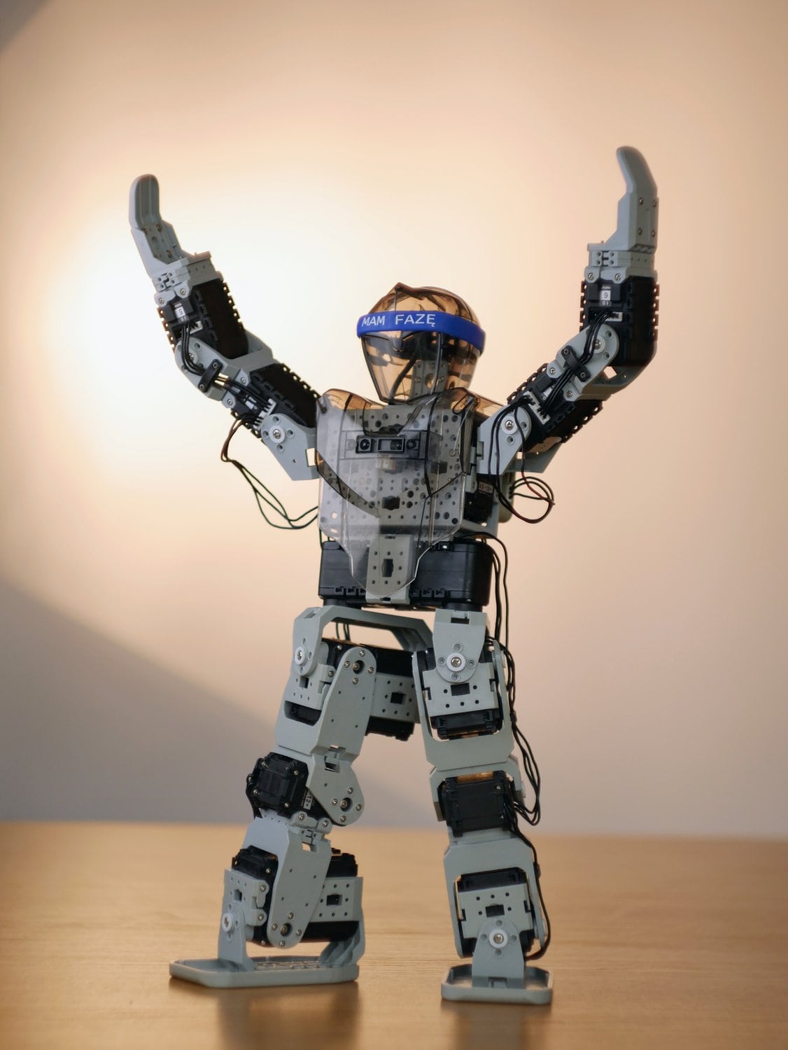 Kleiner Roboter steht auf einem Tisch