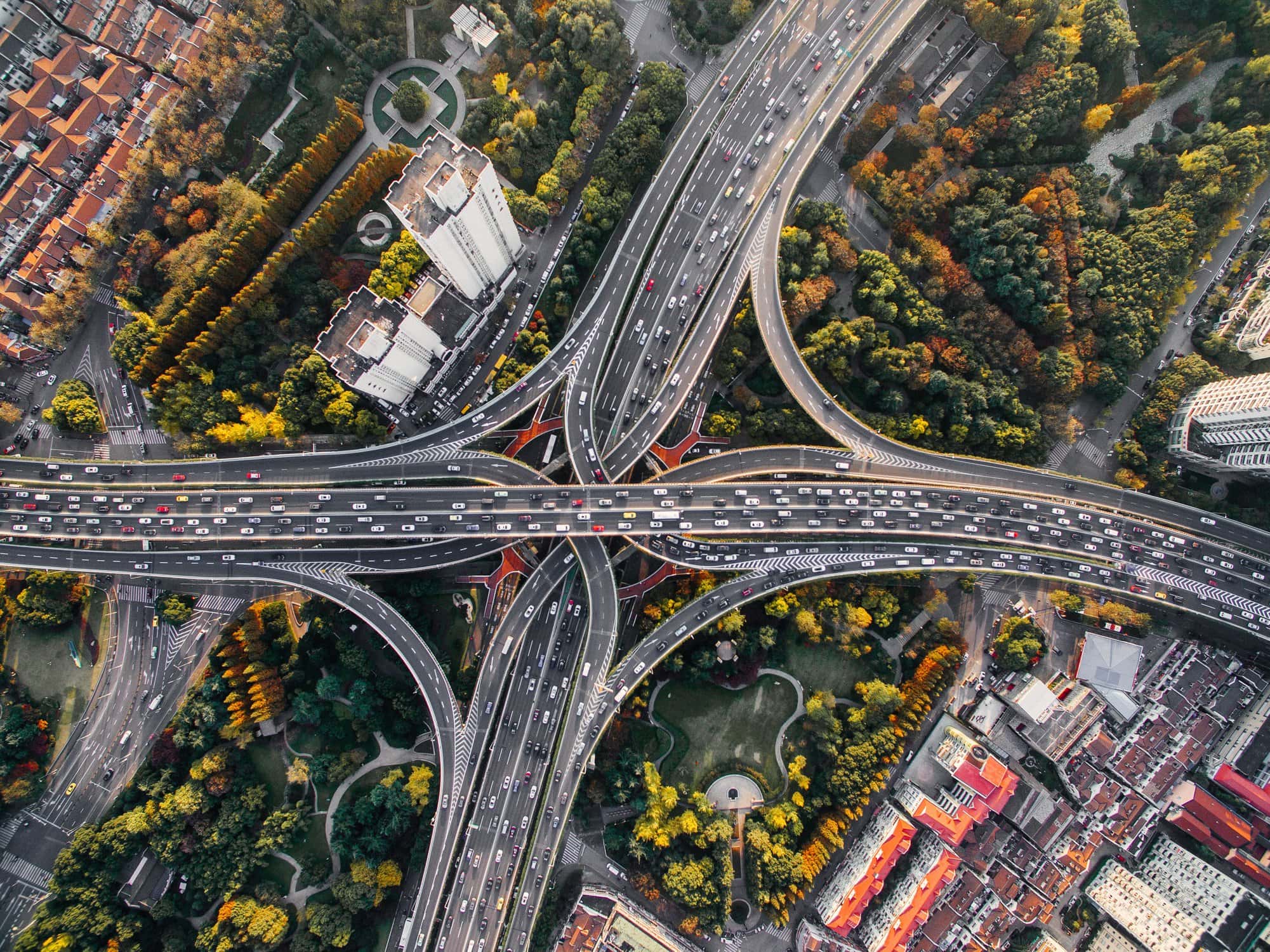 Vogelperspektive auf einen Verkehrsknoten, wo viel Verkehr ist.