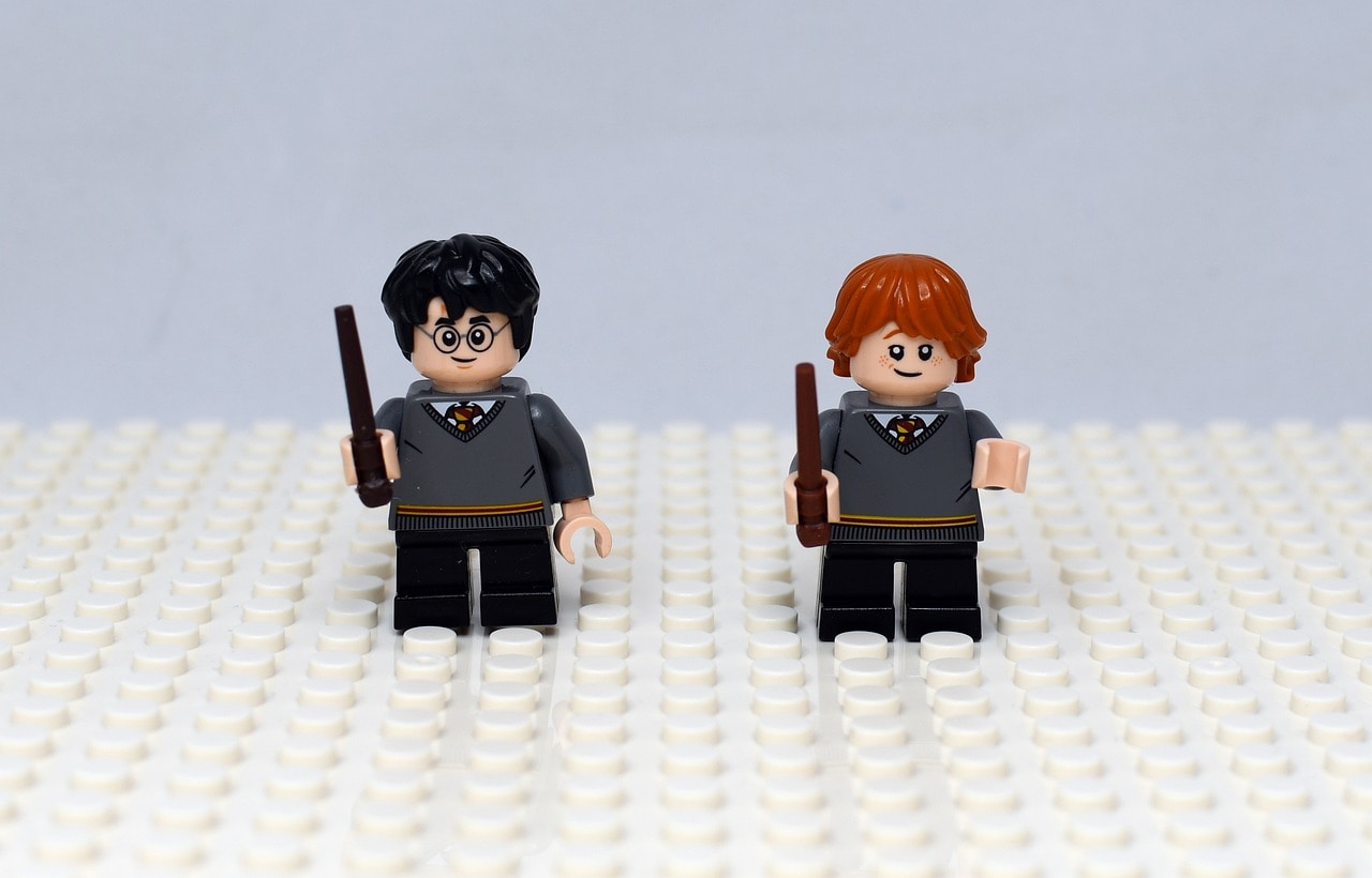 Harry Potter und Ronald Weasly als Legofiguren nebeneinander.