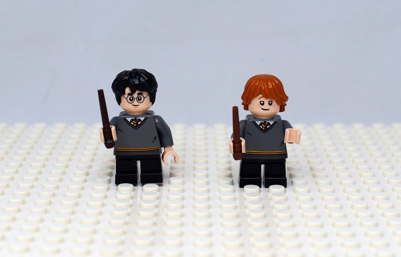 Harry Potter und Ron Weasly als Legofiguren nebeneinander.