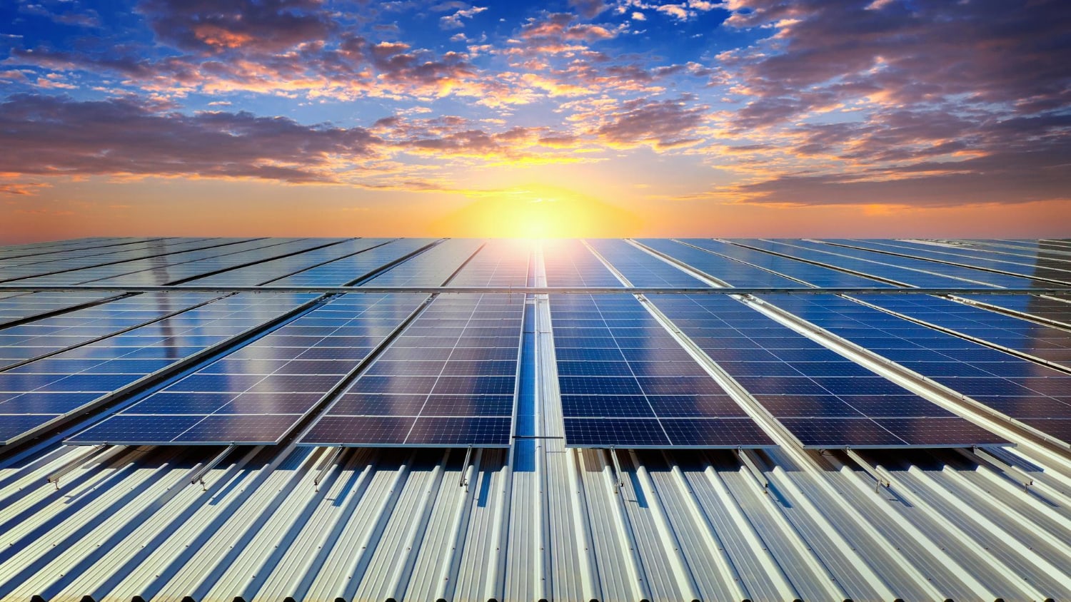 Solarpanele mit Sonne im Hintergrund