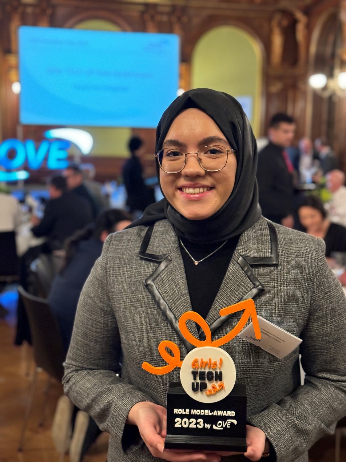 Hüzeme Erkaptan mit Pokal von Girls! TECH UP